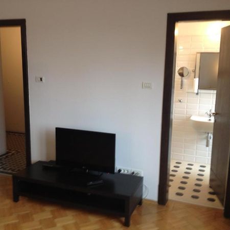 Central Studio Across From Intercontinental Bucharest Exterior photo